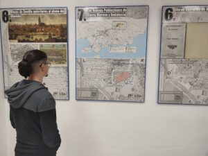 Visitante a la exposición de Fuente Carreteros