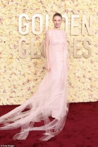Hunter Schafer vestida de Prada en los Globos de Oro