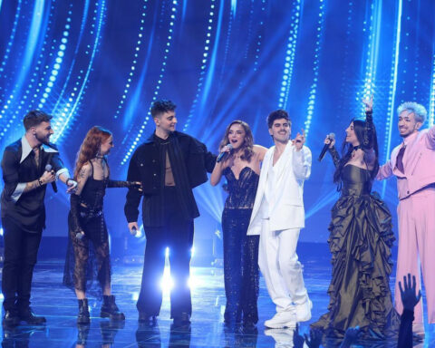 Los seis finalistas de la edición cantando Last Dance junto a Chenoa
