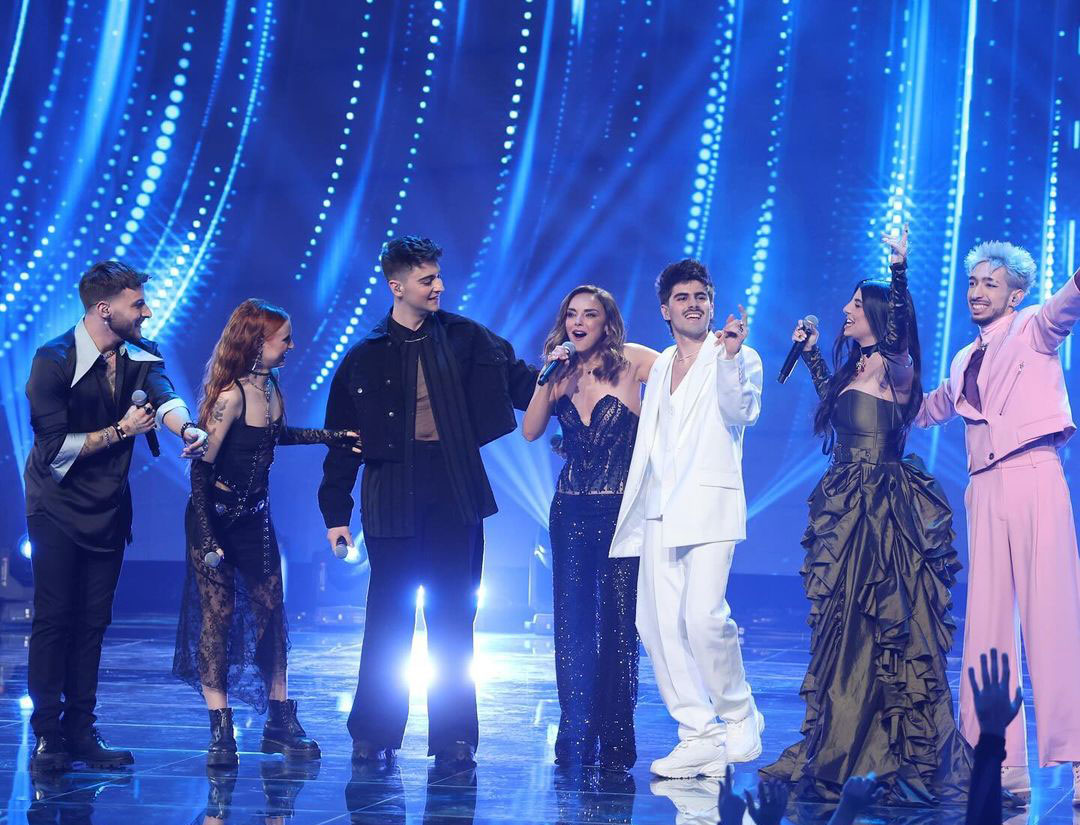 Los seis finalistas de la edición cantando Last Dance junto a Chenoa