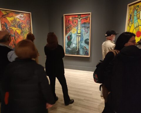 Visitantes a la muestra de Chagall en Madrid