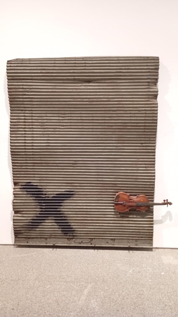 Escultura Puerta metálica y violín. Tápies. (1956)