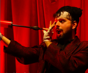 Actor representando la obra Maldito Cabaret en Microteatro por Dinero