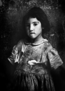 Fotografía de una niña en el barrio chino de Barcelona.
