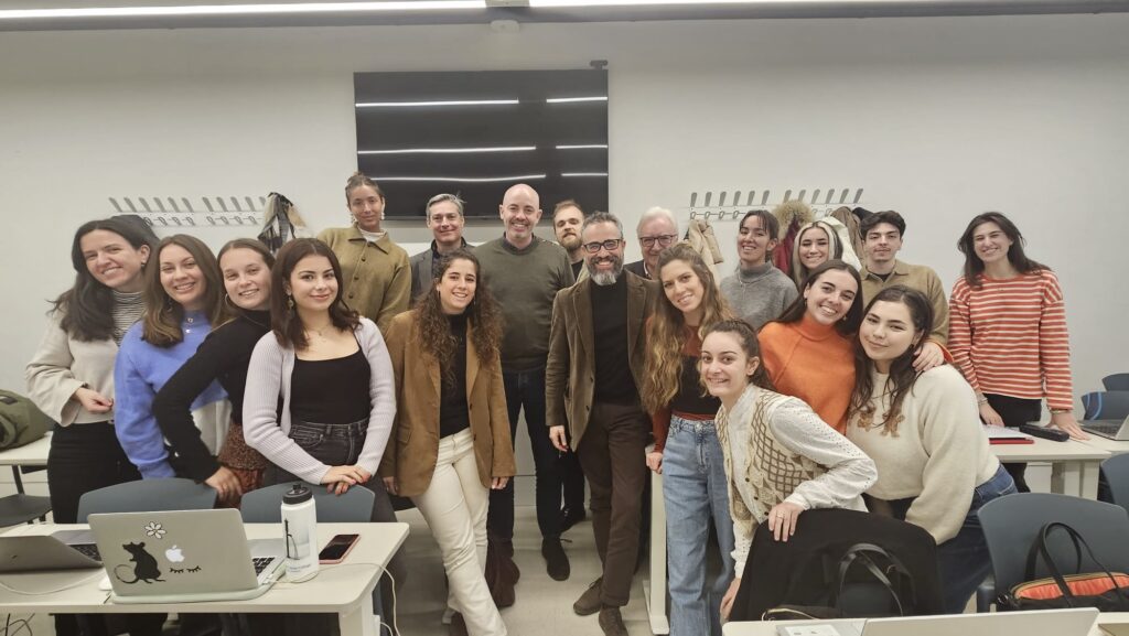 Aitor Hevia y Cibrán Sierra con los alumnos del Máster de Periodismo Cultural