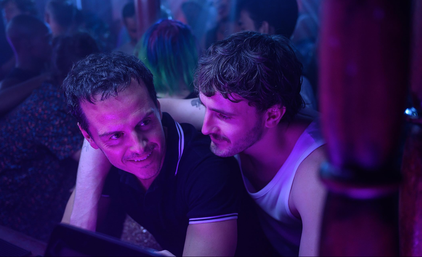 Los actores Andrew Scott y Paul Mescal durante la escena en el club londinense de la película 'Desconocidos'