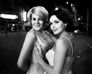 Fotografía de Gina y Nana en la place Blanche.