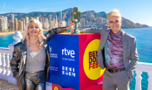 Mark y María (Nebulossa) con el micrófono de bronce en Benidorm