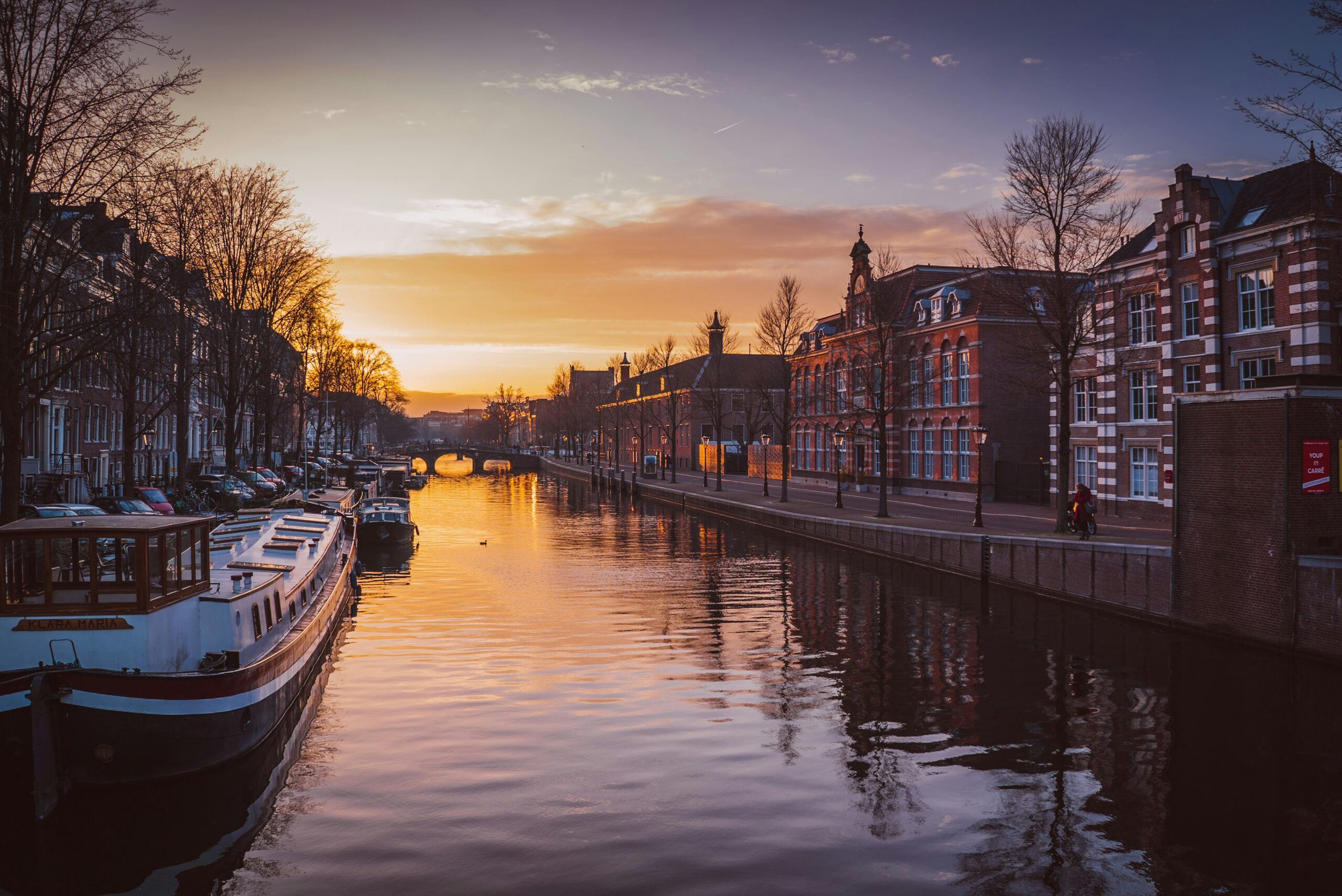 Canal en Amsterdam por Piotr Chrobot