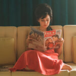 Priscilla leyendo una revista