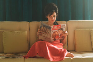 Priscilla leyendo una revista