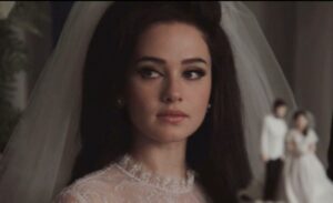 Cailee Spaeny como Priscilla en su boda con Elvis Presley