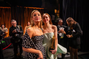 Emma Stone y Jennifer Lawrence en la gala de los Oscar 2024. Imagen de la Academia