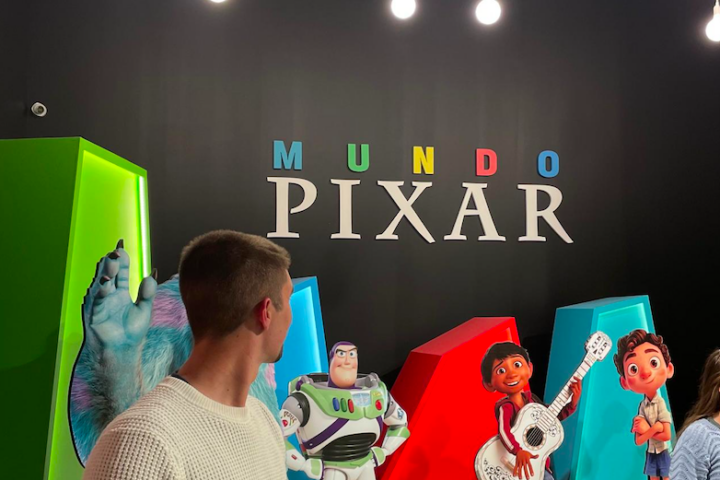 Cartel Entrada Exposición Mundo Pixar