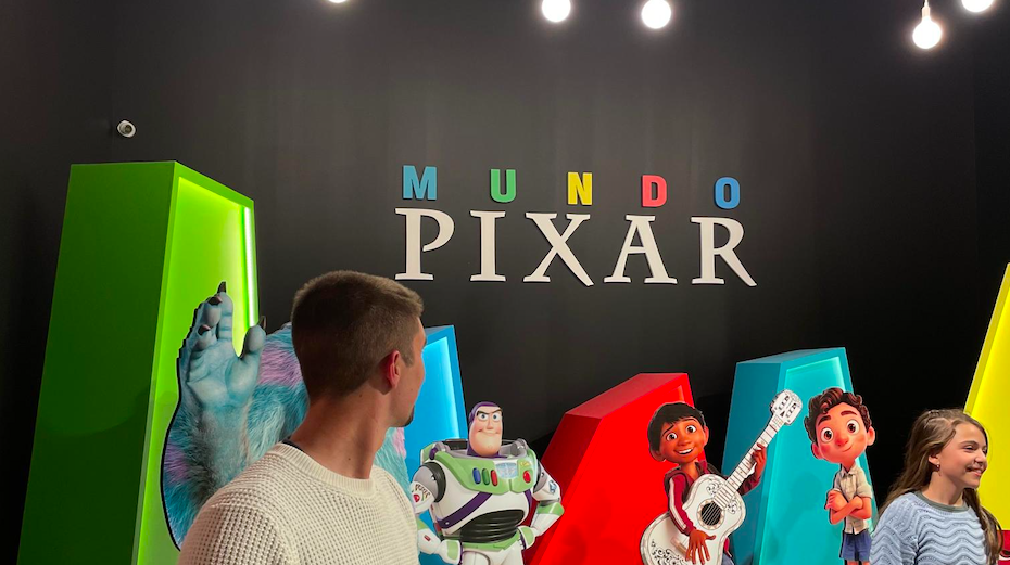 Cartel Entrada Exposición Mundo Pixar
