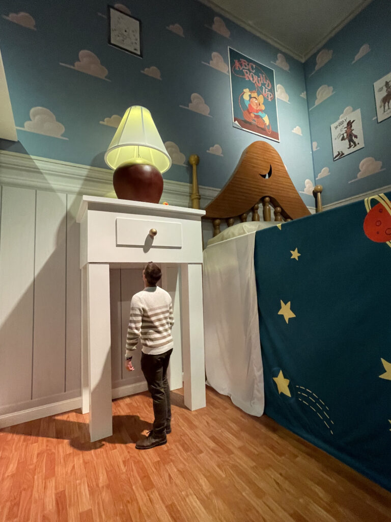 Mesa de noche del cuarto de Andy de "Toy Story"
