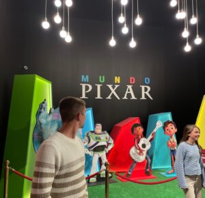Cartel de entrada a la exposición del Mundo Pixar