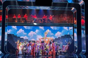 Plano general del musical con intérpretes y orquesta