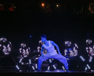 Escena de Pedro (Gonzalo Ramos) y los bailarines