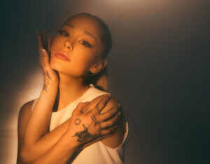 Ariana Grande en una de las fotos promocionales para 'Eternal Sunshine' en Instagram