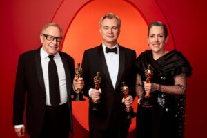 Los ganadores de siete Oscars Christopher Nolan, Emma Thomas y Charles Roven.