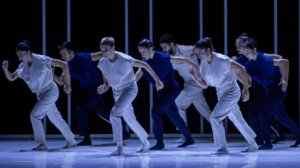 Un grupo de bailarines sobre el escenario interpreta la obra 'Sempere' de Asun Noales