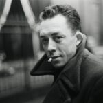 Una fotografía de Albert Camus sacada por el famoso fotógrafo francés Henri Cartier-Bresson.