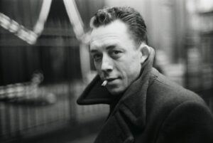 Una fotografía de Albert Camus sacada por el famoso fotógrafo francés Henri Cartier-Bresson.