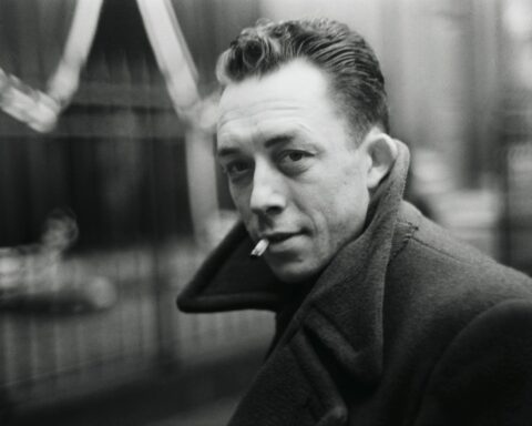 Una fotografía de Albert Camus sacada por el famoso fotógrafo francés Henri Cartier-Bresson.