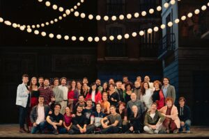 El elenco de "La verbena de la Paloma" posando en uno de los ensayos en el Teatro de la Zarzuela.