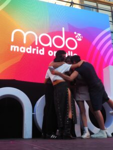 Los cuatro artistas se funden en un abrazo con Abril Zamora | Sara Menacho