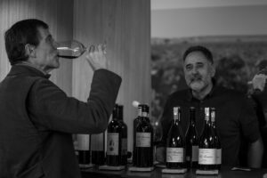 Abel Mendoza ofreciendo una degustación a uno de los asistentes en el Madrid Wine Market