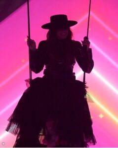 Melody representará a España en Eurovisión subida a un columpio con un sombrero cordobés