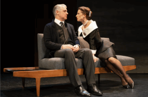 Ernesto Arias y Lara Grube, en una escena de 'Viaje hasta el límite', de Luis Martín-Santos, dirigida por Eduardo Vasco en el Teatro Español.