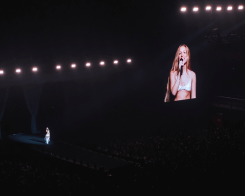 Belén Aguilera cantando en un Movistar Arena lleno de fans