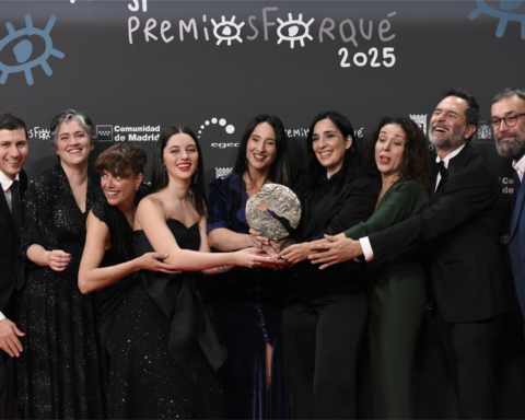 Elenco y Equipo de Los Domingos con el Forque a Mejor Largometraje de Ficcion/ Fuente: Egeda