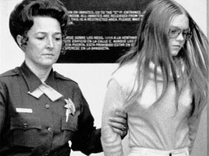 Brenda Ann Spencer saliendo del juzgado.