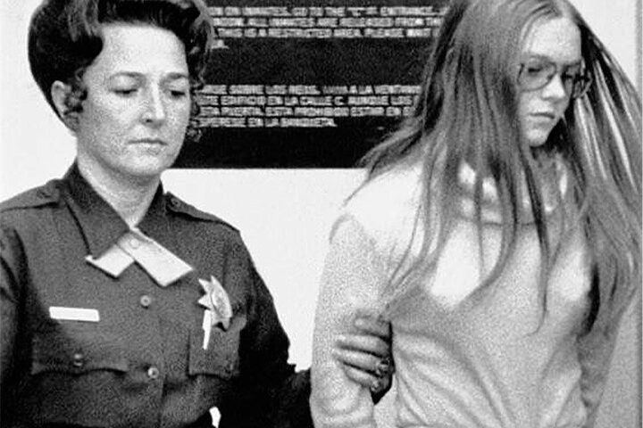 Brenda Ann Spencer saliendo del juzgado.