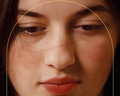 Un close-up de la protagonista de la cinta cinematográfica, Los domingos, nominada a los premios