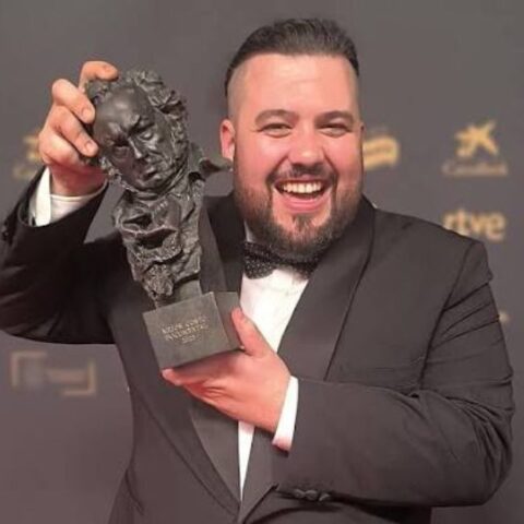Néstor López con el Goya a Mejor Cortometraje 2025