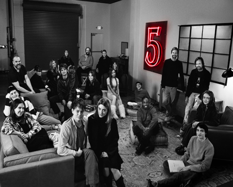 Fotografía del elenco de Stranger Things Personas: Linda Hamilton, Winona Ryder, Cara Buono, David Harbour, Brett Gelman, Maya Hawke, Matt Duffer, Ross Duffer, Jamie Campbell Bower, Natalia Dyer, Caleb McLaughlin, Sadie Sink, Millie Bobby Brown, Finn Wolfhard, Charlie Heaton, Joe Keery, Amybeth McNulty, Noah Schnapp, Gaten Matarazzo, Priah Ferguson Fuente: IMDB Foto de Atsushi Nishijima