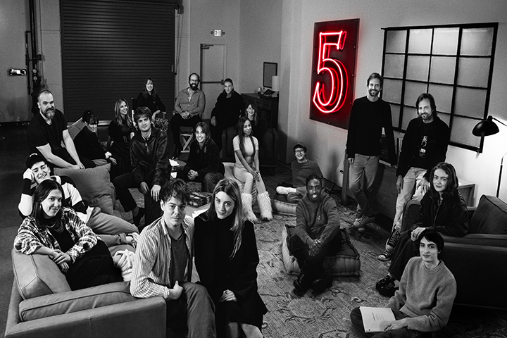 Fotografía del elenco de Stranger Things Personas: Linda Hamilton, Winona Ryder, Cara Buono, David Harbour, Brett Gelman, Maya Hawke, Matt Duffer, Ross Duffer, Jamie Campbell Bower, Natalia Dyer, Caleb McLaughlin, Sadie Sink, Millie Bobby Brown, Finn Wolfhard, Charlie Heaton, Joe Keery, Amybeth McNulty, Noah Schnapp, Gaten Matarazzo, Priah Ferguson Fuente: IMDB Foto de Atsushi Nishijima