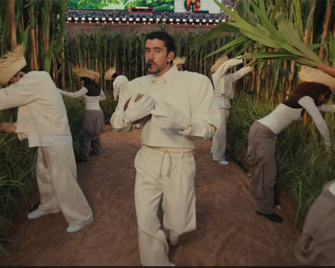 Bad Bunny en el escenario de la Super Bowl. Fuente: Youtube NFL