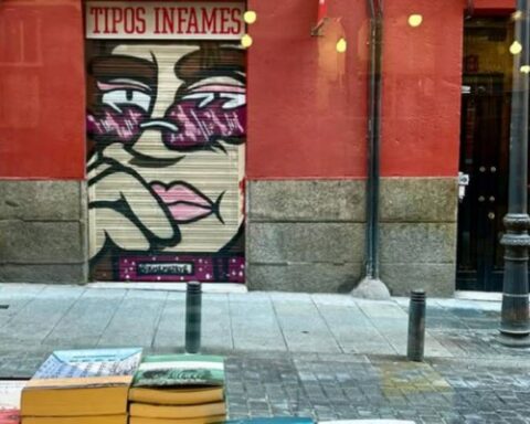 Libros frente a la puerta cerrada de Tipos Infames.