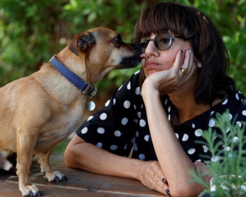Ana Lily Amirpour con su perro // Fuente: Sitges