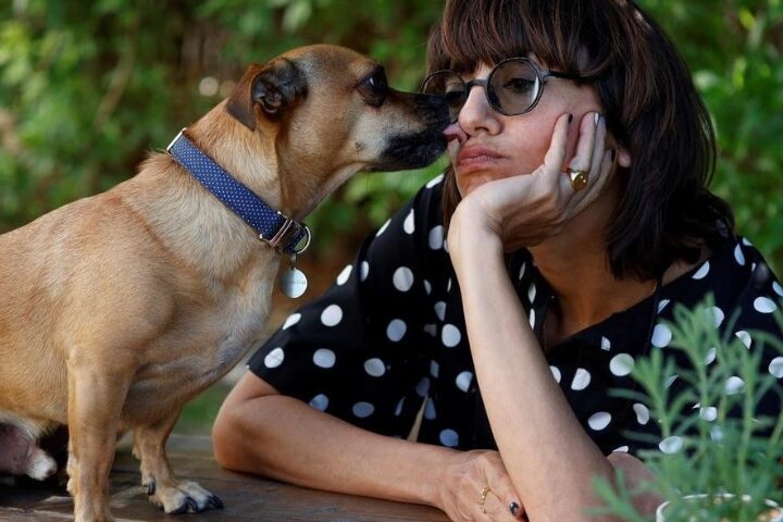 Ana Lily Amirpour con su perro // Fuente: Sitges