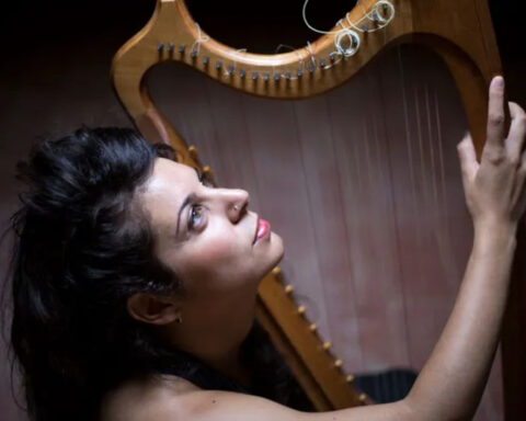 Sara Agueda con su arpa/ Fuente: Conde Duque