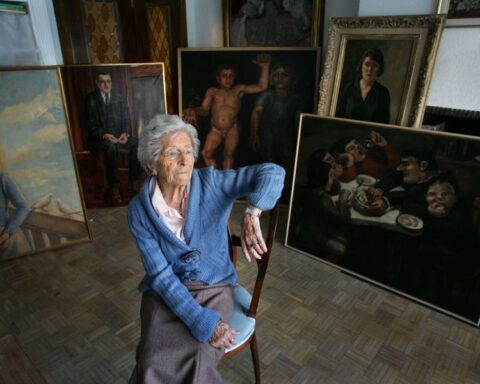 La pintora Ángeles Santos, con algunas de sus obras / Fotografía: Uly Martín