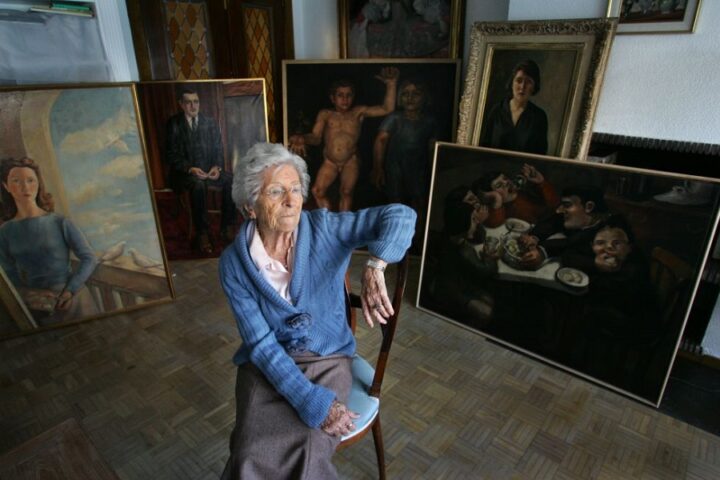 La pintora Ángeles Santos, con algunas de sus obras / Fotografía: Uly Martín