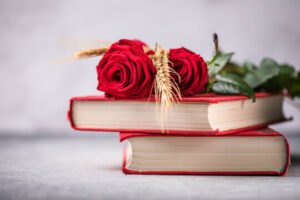 La rosa y el libro, elementos de la celebración de Sant Jordi/Adobe Stock
